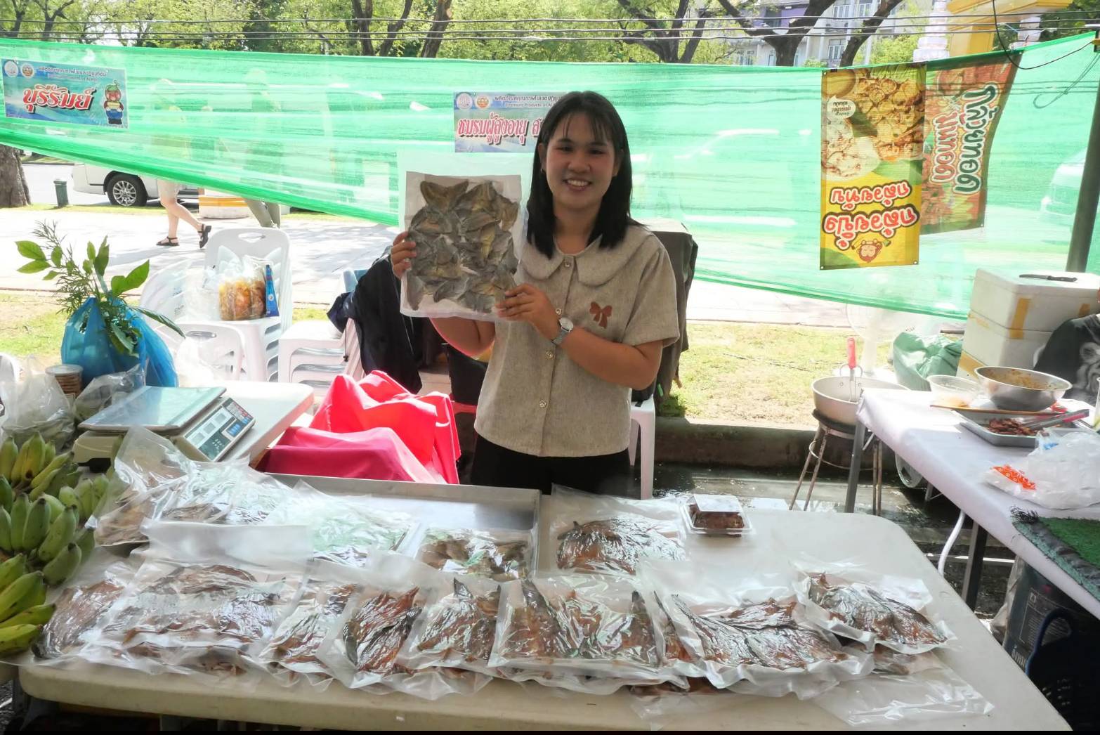 title - ภาพบรรยากาศ สินค้าดี สินค้าเด่น จากเขตปฏิรูปที่ดิน ส่งท้ายงานครบรอบ 51 ปี ส.ป.ก. ณ สำนักงานการปฏิรูปที่ดินเพื่อเกษตรกรรม 